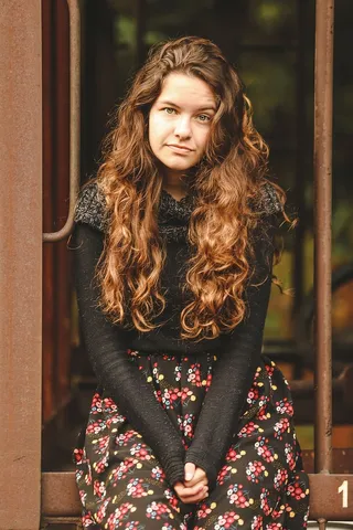 一个人，头发，发型，肖像，看相机，前视图，长发，年轻人