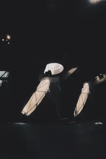 在墙上投射阴影的天窗