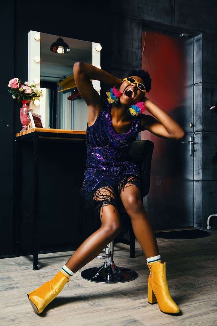 穿着时髦连衣裙的女人的照片