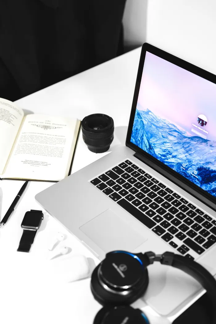 银色MacBook Pro已打开
