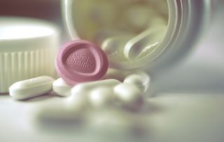 白色纺织品上的药丸