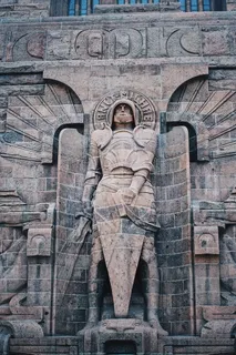 灰色混凝土男子站像]