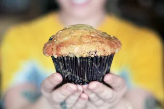 松饼，烘焙，分享，食物，烘焙，纸杯蛋糕，一个人，人手