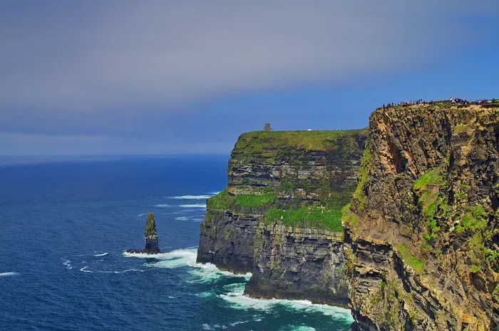 棕色，绿色，岩石悬崖，被包围，身体，水，白天，爱尔兰