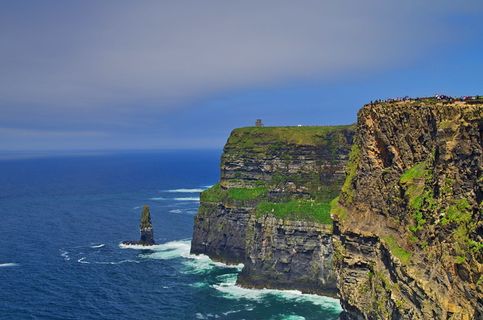 棕色，绿色，岩石悬崖，被包围，身体，水，白天，爱尔兰