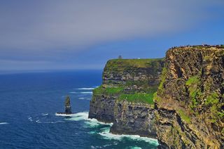 棕色，绿色，岩石悬崖，被包围，身体，水，白天，爱尔兰