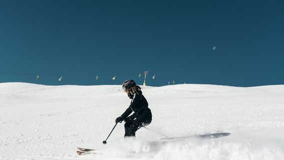 在冰场上滑雪的人 在冰场上滑雪的人
