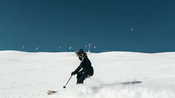 在冰场上滑雪的人 在冰场上滑雪的人