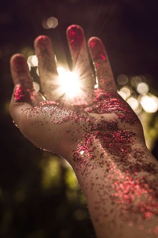 左臂有红色闪光