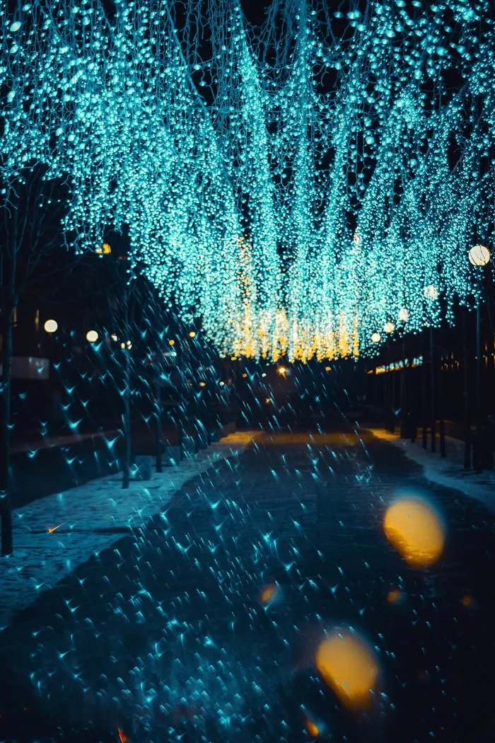 人行道旁的蓝绿色灯串