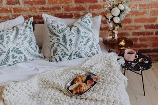 一间漂亮的女人卧室，里面有一束美丽的花