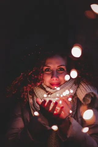 棕色针织围巾和夹克的女人