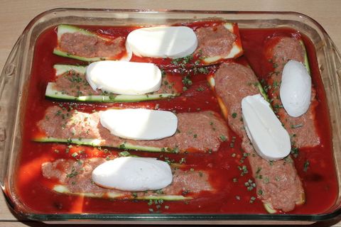 西葫芦馅，米饭，番茄酱，西葫芦，马苏里拉，肉末，特写，没有人