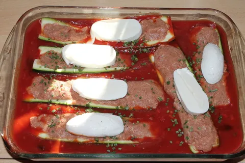 西葫芦馅，米饭，番茄酱，西葫芦，马苏里拉，肉末，特写，没有人