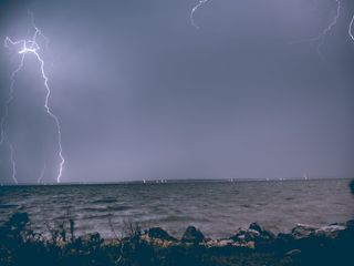闪电、树木、湖泊、海湾、海洋、波浪、风暴、夜空