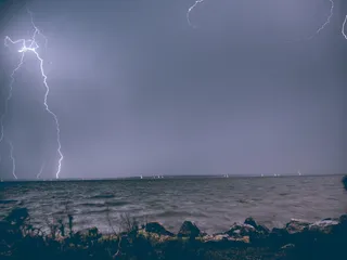 闪电、树木、湖泊、海湾、海洋、波浪、风暴、夜空