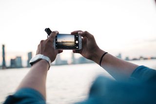 美国，纽约，纳尔逊·a·洛克菲勒公园，天际线，iphone，日落，科技，智能手机