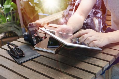 木头，男人，人，太阳镜，独自，背包，包，书