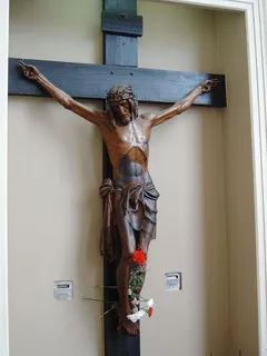 十字架，耶稣，木头，雕像，无人，宗教，白天，室内