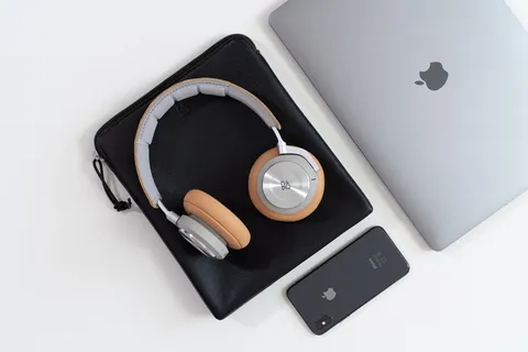 银色笔记本电脑和有线耳机