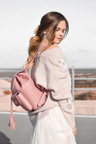 女性，站立，一人，年轻女性，年轻成年人，四分之三长，真人，关注前景