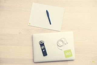 电脑、办公桌、笔记本电脑、纸、笔、桌子、商务、室内