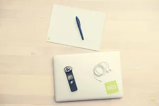 电脑、办公桌、笔记本电脑、纸、笔、桌子、商务、室内