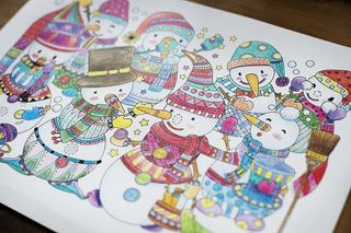 雪人在白木桌上画画