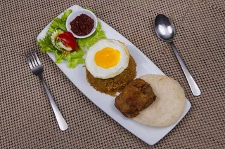 炒饭，鸡蛋，鸡肉，炸鸡，食品，印尼食品，大米，餐具