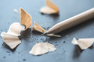 桌上有铅笔屑的棕色铅笔特写摄影