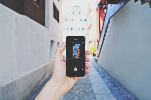 使用太空灰Iphone 5s的人白天拍摄大楼照片 使用太空灰Iphone 5s的人白天拍摄大楼照片