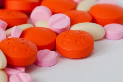 各色药丸,分散,白色,面板,成瘾,抗生素,胶囊,护理 各色药丸,分散,白色,面板,成瘾,抗生素,胶囊,护理