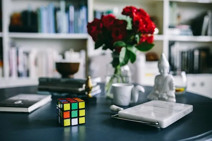 有红玫瑰的可爱工作场所