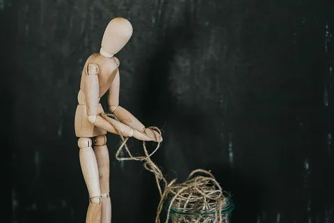 各种姿势的木制人体模型 各种姿势的木制人体模型