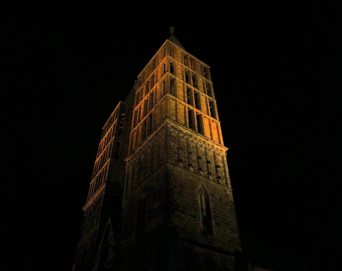 棕色混凝土建筑夜间低角度摄影
