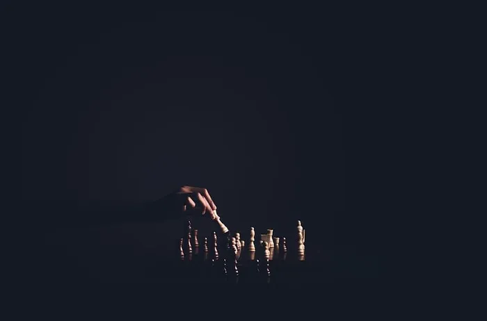 拿棋子的人