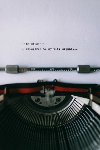 在旧打字机上输入引号的特写视图