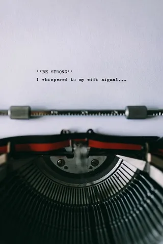 在旧打字机上输入引号的特写视图