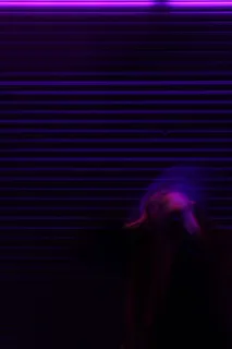 晚上站在车库门前的一个女人向后仰头的怪异镜头。