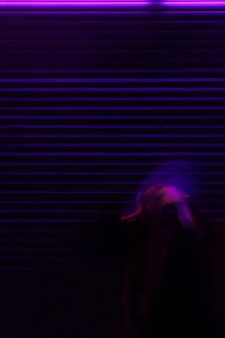 晚上站在车库门前的一个女人向后仰头的怪异镜头。