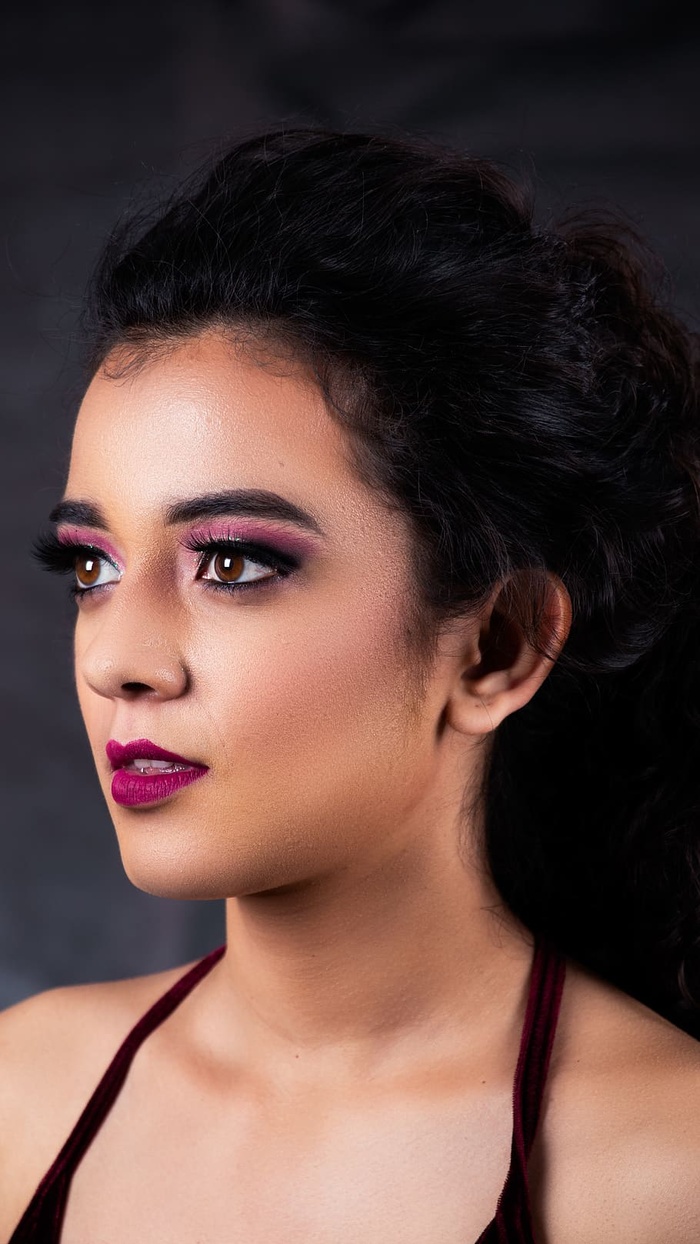 穿黑色意大利面上衣的女人