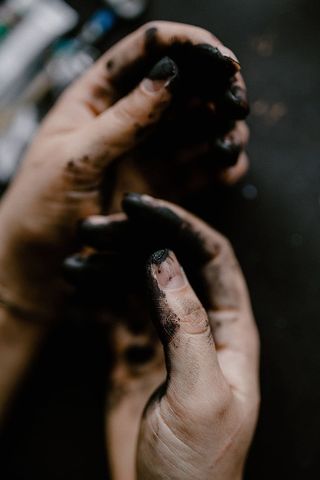 一个绘画艺术家画的凌乱的手