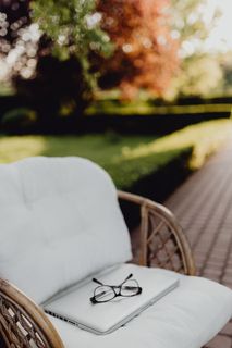 带笔记本电脑的户外办公室