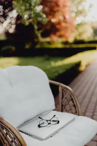 带笔记本电脑的户外办公室