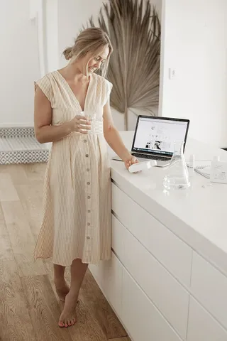 女式白色无袖连衣裙