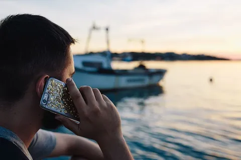 在海边，人们手里拿着手机
