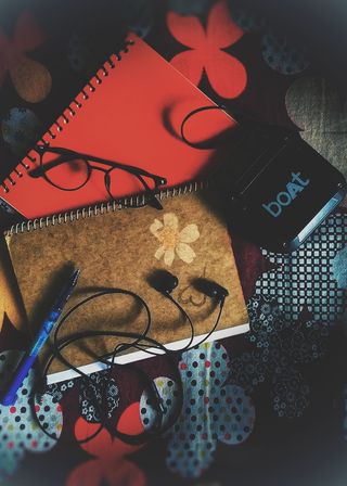 笔记本上的黑色耳塞