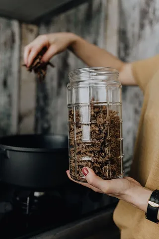 一个女人准备意大利面食的手