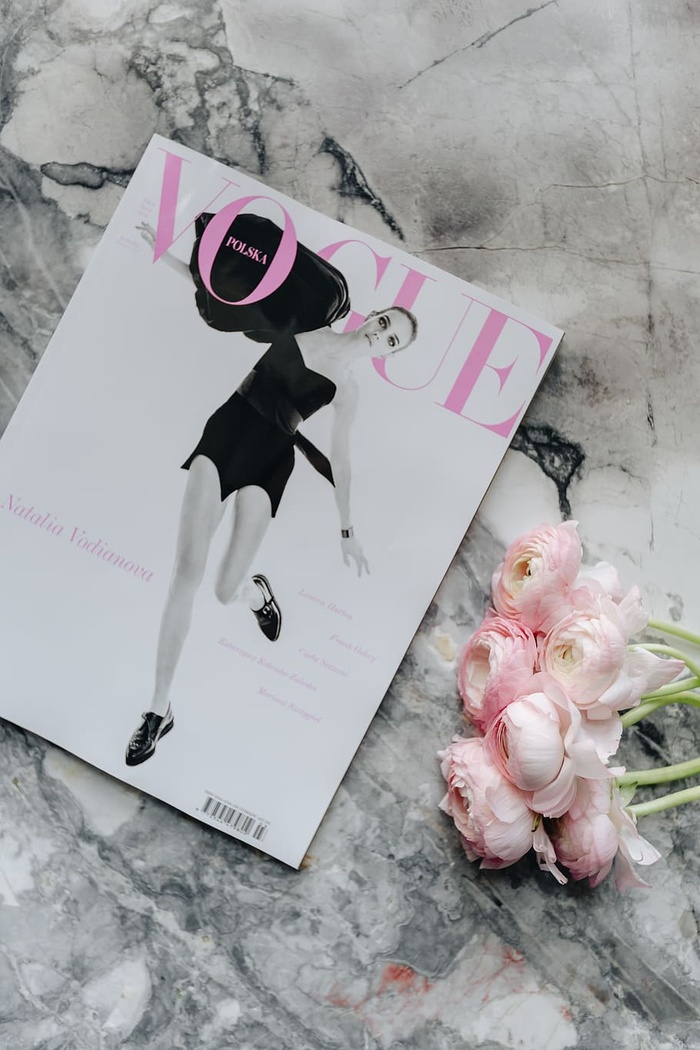 2018年《Vogue波兰2》与可爱的毛茛花