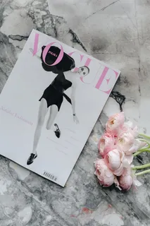 2018年《Vogue波兰2》与可爱的毛茛花